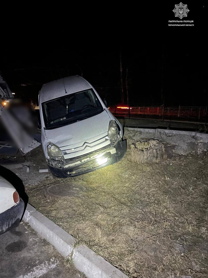 У Тернополі водій в'їхав в металеву огорожу, а далі зніс білборд (фото)