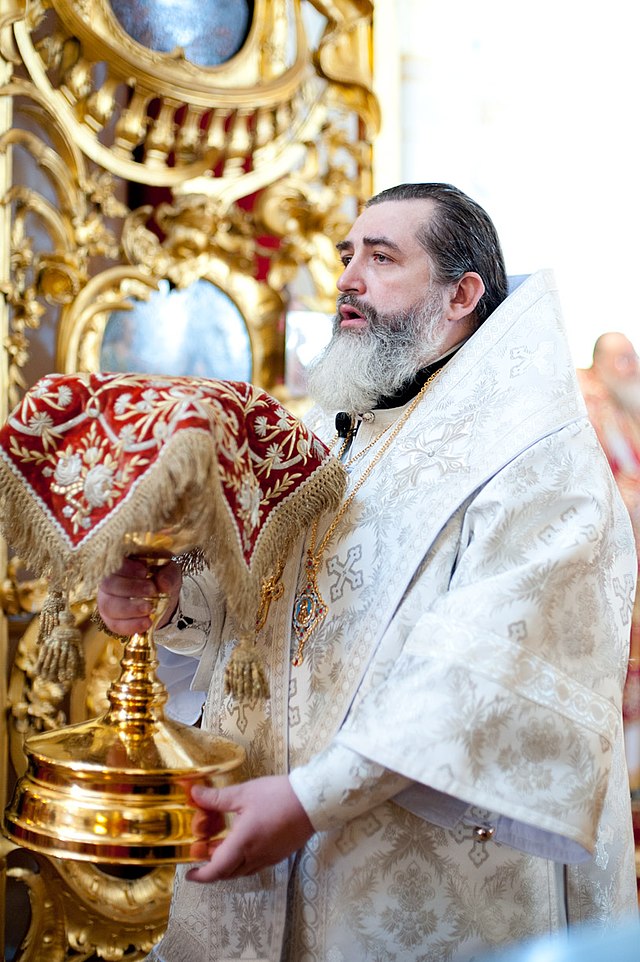 640px Епископ Мстислав Дячина с чашей. 22 мая 2012 года