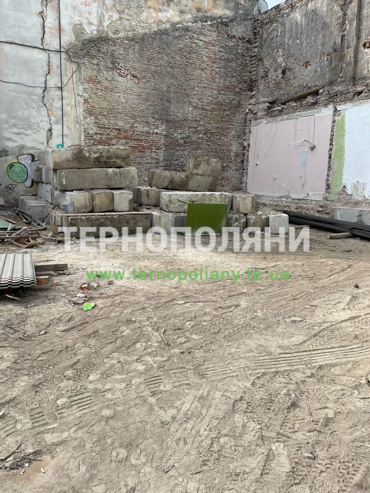 У центрі Тернополя утворилося провалля (фото)