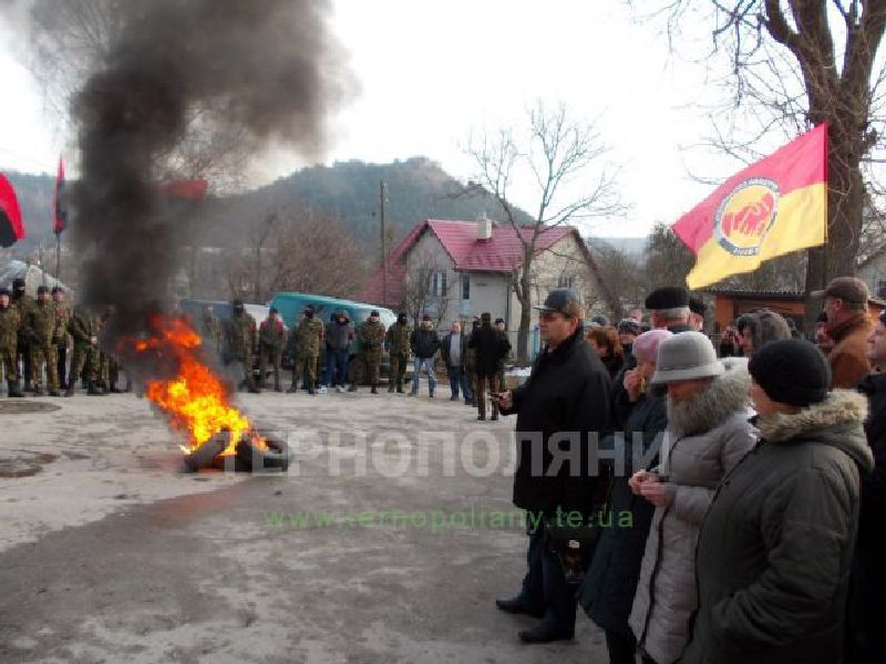 Народная люстрация продолжается: в мусорник выбросили двух судей