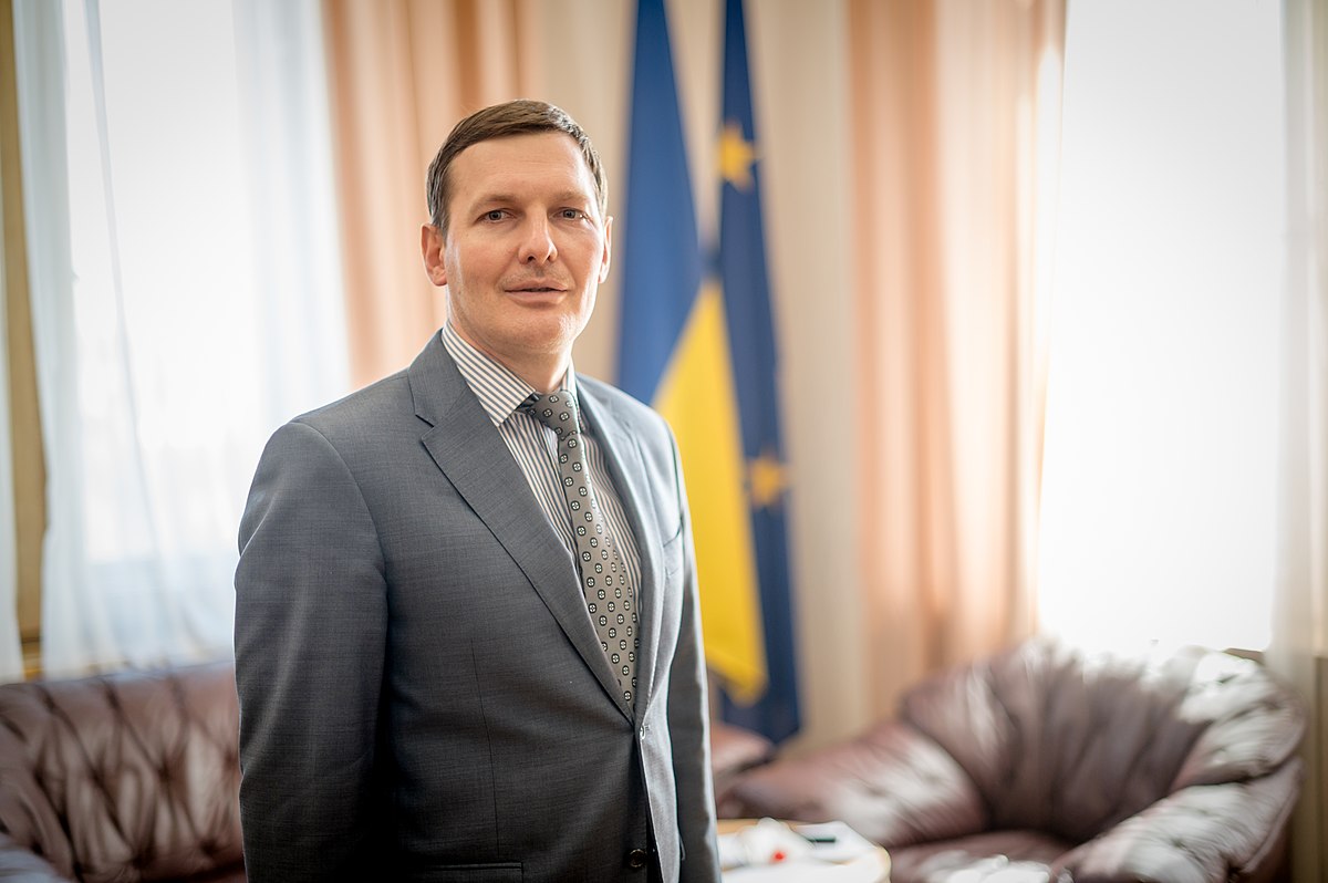 1200px-Yenin_foto_1.jpg