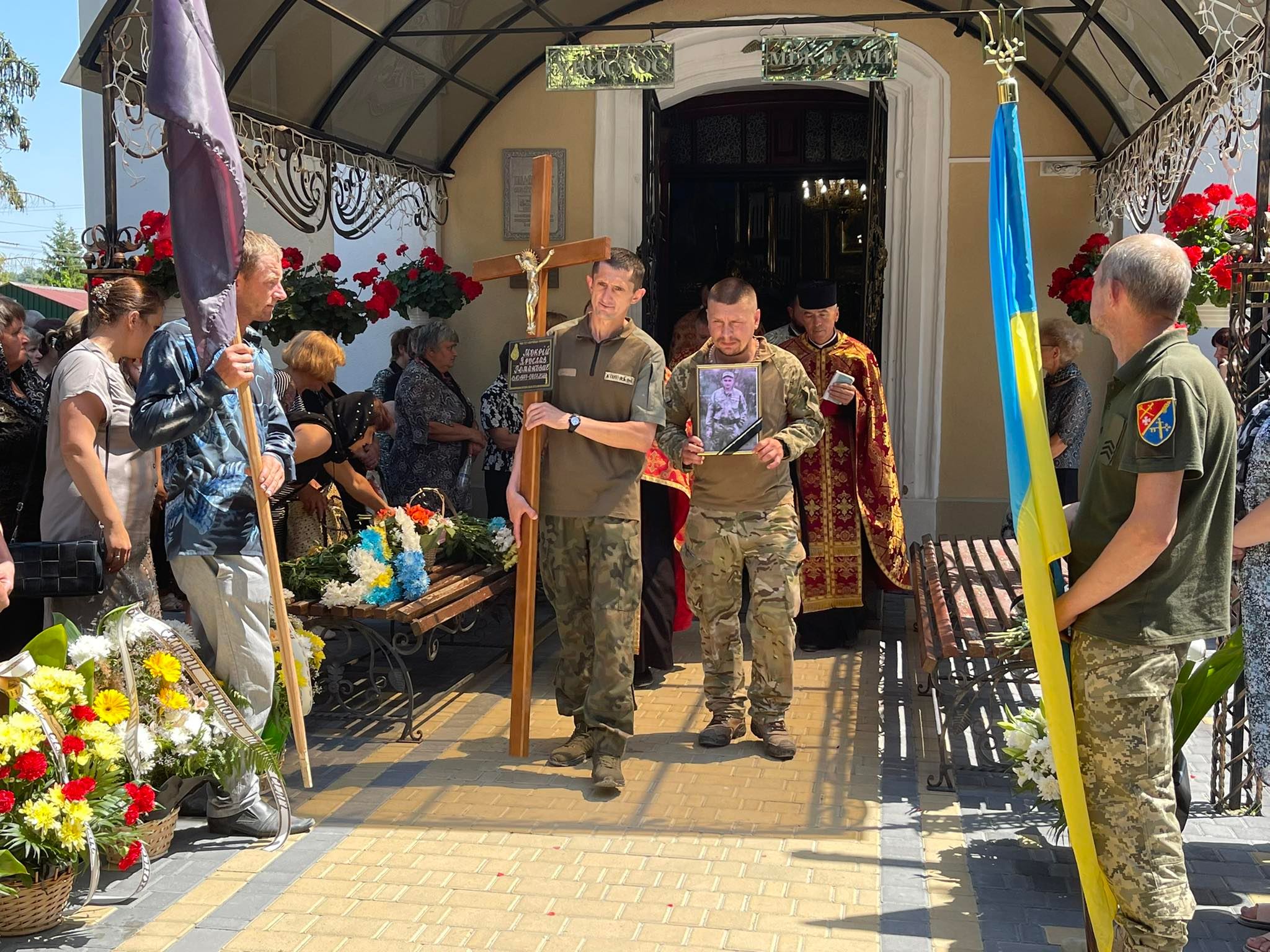 geroi_mokrii_pohoron14.jpg