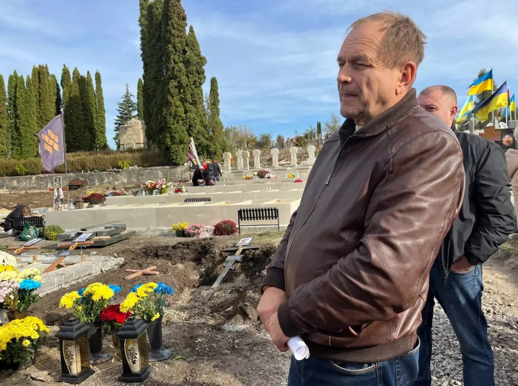 Олег_Стадник_біля_могили_сина_Віталія_20_хвилин.jpg