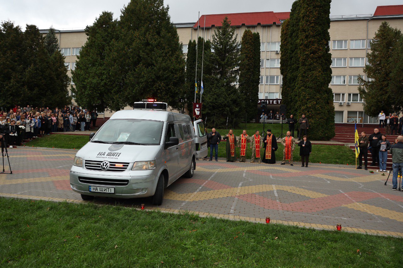 гімн_та_останній_дзвінок_Брославський.jpg